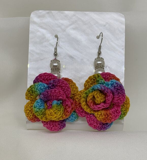 Brincos artesanais em croché – Flor multicolor. Brincos