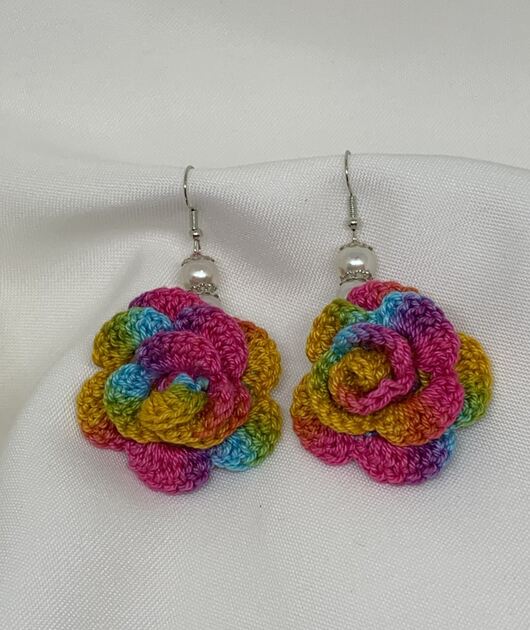 Brincos artesanais em croché – Flor multicolor. Brincos