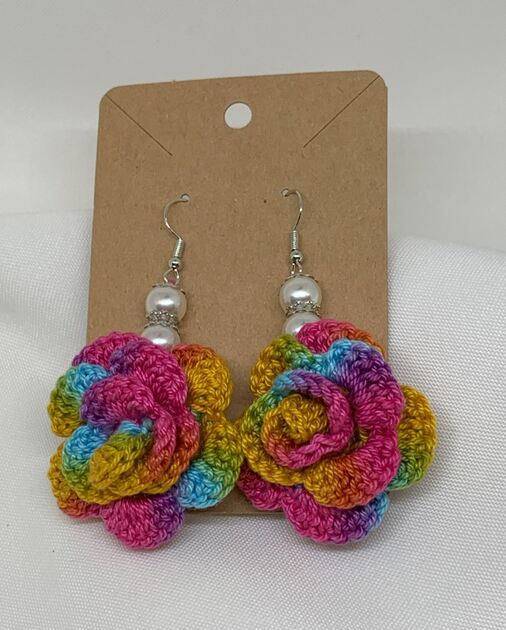 Brincos artesanais em croché – Flor multicolor. Brincos