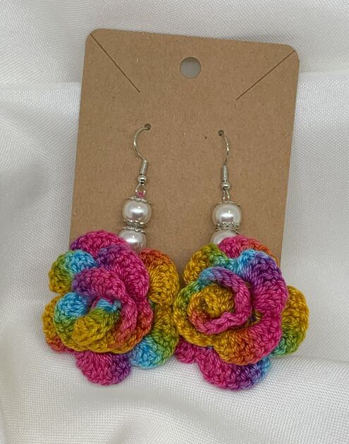 Brincos artesanais em croché – Flor multicolor. Brincos