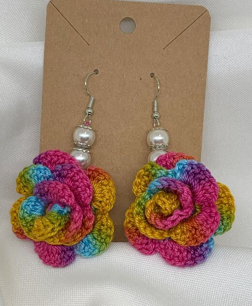 Brincos artesanais em croché – Flor multicolor. Brincos