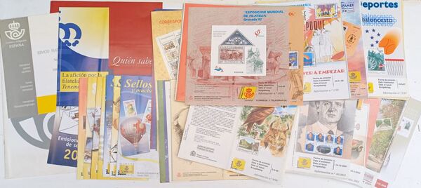 Guias dos CTT 2000-2004 e publicações filatelicas. Selos