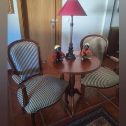 mesa e 2 cadeiras estofadas. Conjunto de mesa e cadeiras. Almada. Redondo Madeira de apoio De jantar  Muito bom