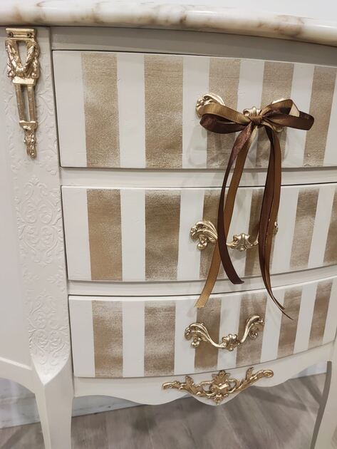 Consola Luís XV com pernas curvas e traços Rococó. Laterais adornadas com Borboletas e escrita manuscrita, conferindo-lhe um ar romântico e vintage.
Medidas :
Altura 0.80 cm
Cumprimento 0.87
Profundidade 0.30cm
🚛 Possibilidade de entrega em algumas localidades mediante acréscimo de valor
Valor 180€. Cómoda