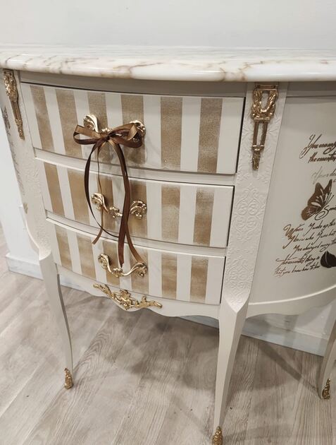 Consola Luís XV com pernas curvas e traços Rococó. Laterais adornadas com Borboletas e escrita manuscrita, conferindo-lhe um ar romântico e vintage.
Medidas :
Altura 0.80 cm
Cumprimento 0.87
Profundidade 0.30cm
🚛 Possibilidade de entrega em algumas localidades mediante acréscimo de valor
Valor 180€. Cómoda