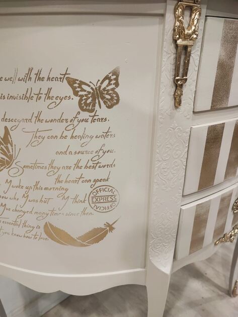 Consola Luís XV com pernas curvas e traços Rococó. Laterais adornadas com Borboletas e escrita manuscrita, conferindo-lhe um ar romântico e vintage.
Medidas :
Altura 0.80 cm
Cumprimento 0.87
Profundidade 0.30cm
🚛 Possibilidade de entrega em algumas localidades mediante acréscimo de valor
Valor 180€. Cómoda