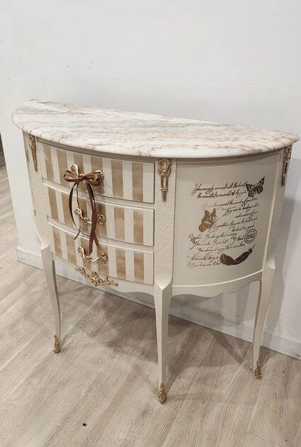 Consola Luís XV com pernas curvas e traços Rococó. Laterais adornadas com Borboletas e escrita manuscrita, conferindo-lhe um ar romântico e vintage.
Medidas :
Altura 0.80 cm
Cumprimento 0.87
Profundidade 0.30cm
🚛 Possibilidade de entrega em algumas localidades mediante acréscimo de valor
Valor 180€. Cómoda