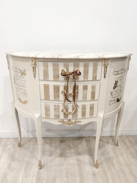 Consola Luís XV com pernas curvas e traços Rococó. Laterais adornadas com Borboletas e escrita manuscrita, conferindo-lhe um ar romântico e vintage.
Medidas :
Altura 0.80 cm
Cumprimento 0.87
Profundidade 0.30cm
🚛 Possibilidade de entrega em algumas localidades mediante acréscimo de valor
Valor 180€. Cómoda