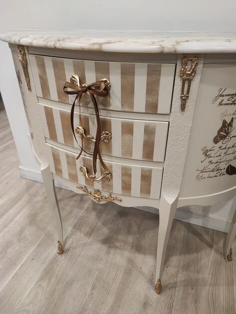 Consola Luís XV com pernas curvas e traços Rococó. Laterais adornadas com Borboletas e escrita manuscrita, conferindo-lhe um ar romântico e vintage.
Medidas :
Altura 0.80 cm
Cumprimento 0.87
Profundidade 0.30cm
🚛 Possibilidade de entrega em algumas localidades mediante acréscimo de valor
Valor 180€. Cómoda