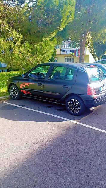 Renault Clio O carro está parado durante uma seman. Carros