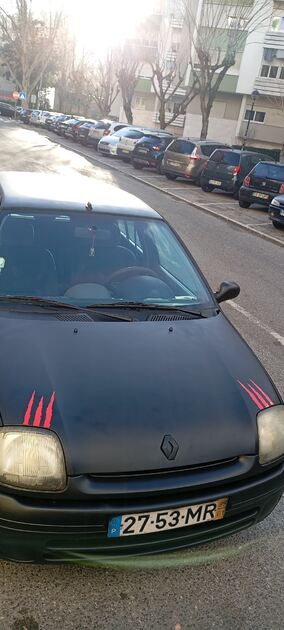 Renault Clio O carro está parado durante uma seman. Carros