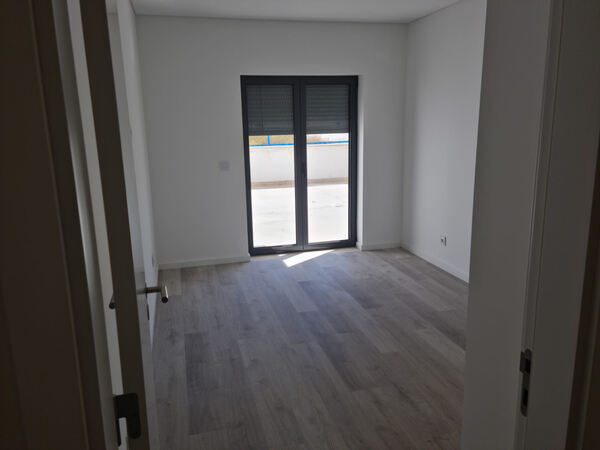 Apartamento T3 com parqueamentos. Casa e apartamentos para arrendar