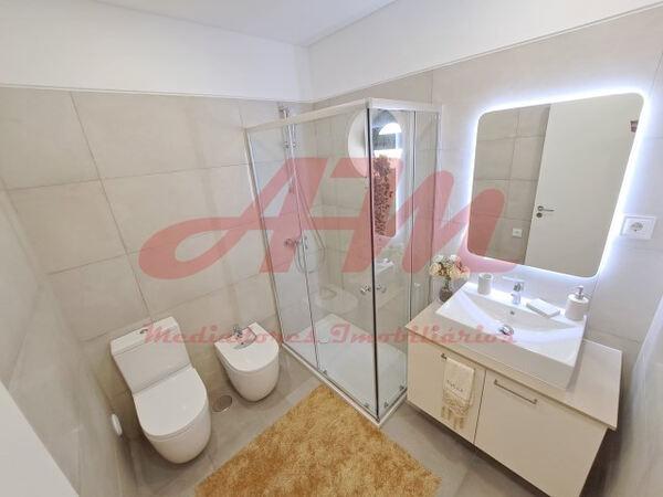 Apartamento T3 com parqueamentos. Casa e apartamentos para arrendar