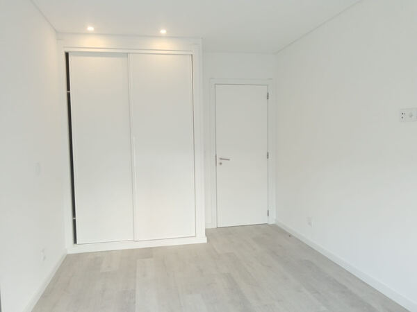 Apartamento T3 com parqueamentos. Casa e apartamentos para arrendar