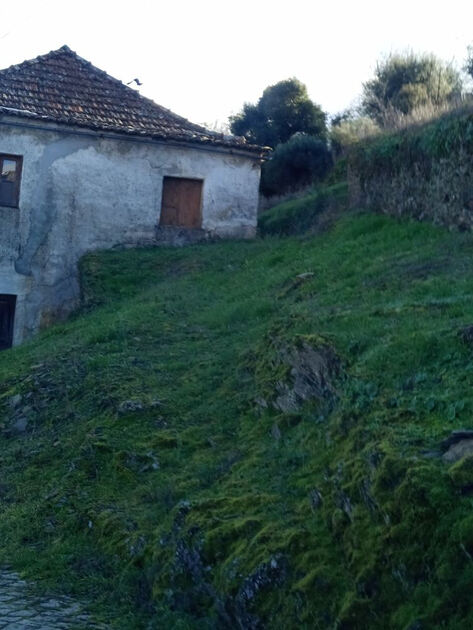  Casa em ruínas em mós Moncorvo . Casa e apartamentos para vender