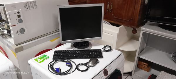 Monitor, teclado e rato. Monitores