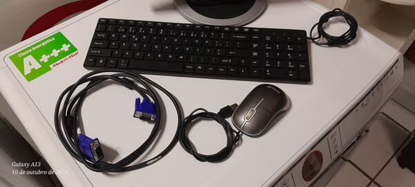 Monitor, teclado e rato. Monitores