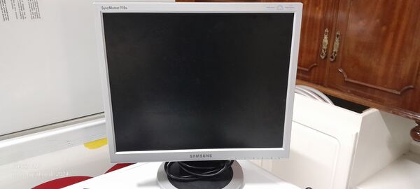 Monitor, teclado e rato. Monitores