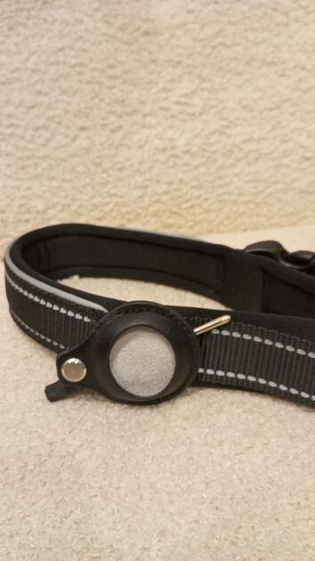 Coleira Preta c/local para localizador - Nova. Camas para animais de estimação