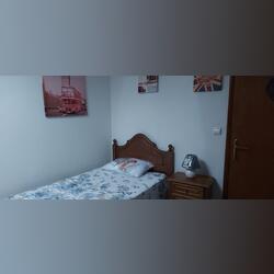 Aluga-se quarto a menina . Ofereço Quarto para Arrendar