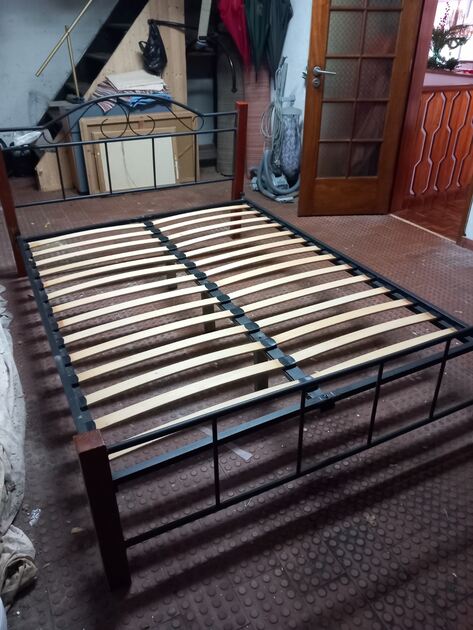 Cama de casal 1,40 ×2,00m. Camas