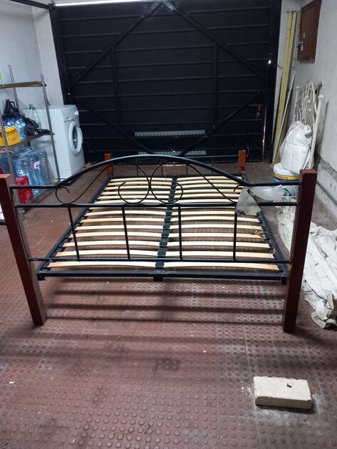 Cama de casal 1,40 ×2,00m. Camas