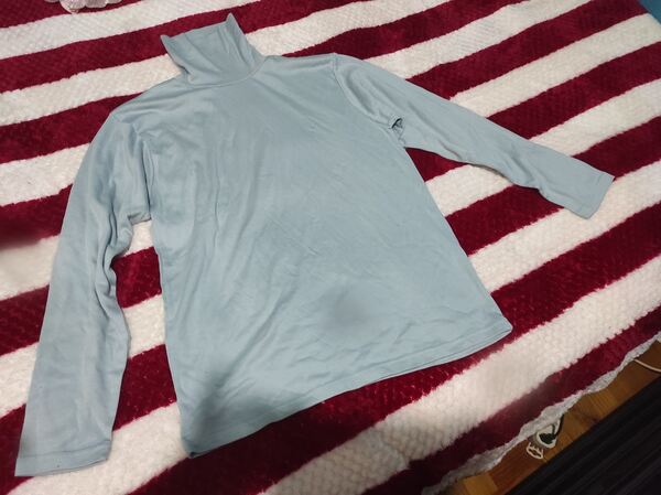 Camisola de gola alta azul clarinho . Camisolas