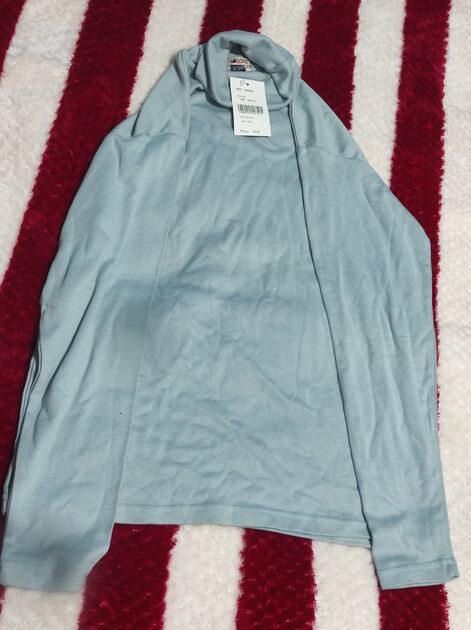 Camisola de gola alta azul clarinho . Camisolas