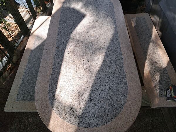 Mesa e bancos em pedra. Ferramentas de Jardim