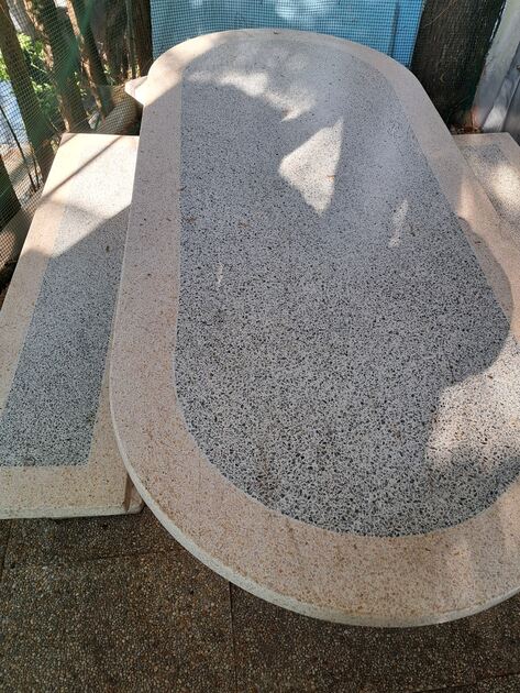 Mesa e bancos em pedra. Ferramentas de Jardim