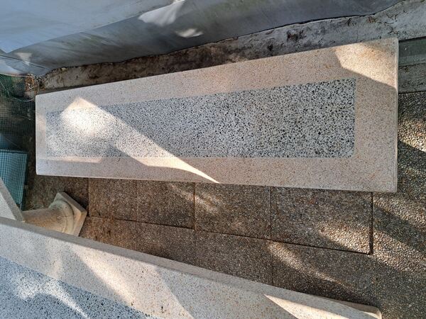 Mesa e bancos em pedra. Ferramentas de Jardim