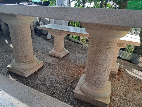 Mesa e bancos em pedra. Ferramentas de Jardim