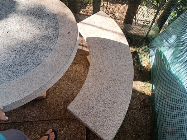 Mesa e bancos em pedra. Ferramentas de Jardim