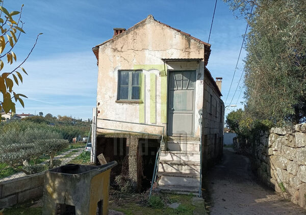 Moradia T2 para recuperar em Oliveira do Hospital. Casa e apartamentos para vender