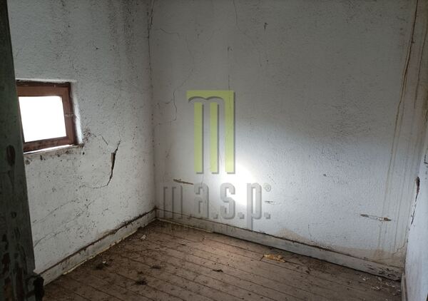 Moradia T2 para recuperar em Oliveira do Hospital. Casa e apartamentos para vender