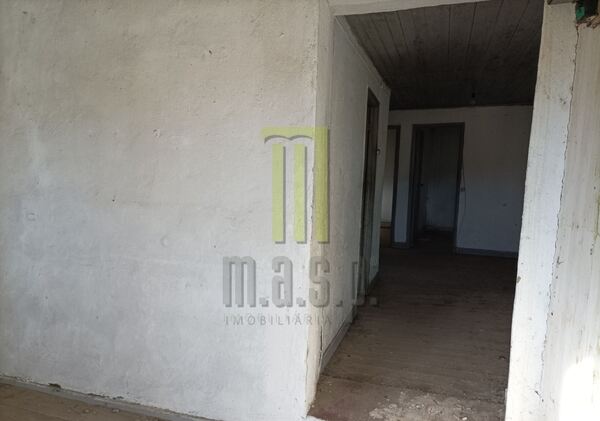 Moradia T2 para recuperar em Oliveira do Hospital. Casa e apartamentos para vender
