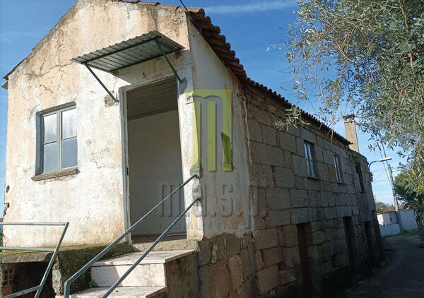 Moradia T2 para recuperar em Oliveira do Hospital. Casa e apartamentos para vender