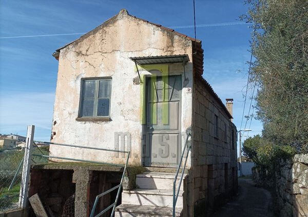 Moradia T2 para recuperar em Oliveira do Hospital. Casa e apartamentos para vender