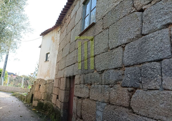 Moradia T2 para recuperar em Oliveira do Hospital. Casa e apartamentos para vender