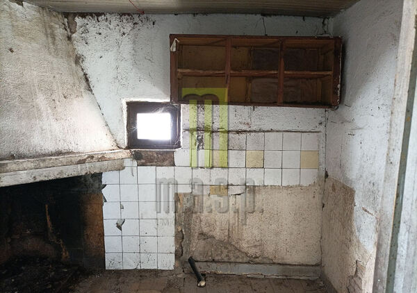 Moradia T2 para recuperar em Oliveira do Hospital. Casa e apartamentos para vender