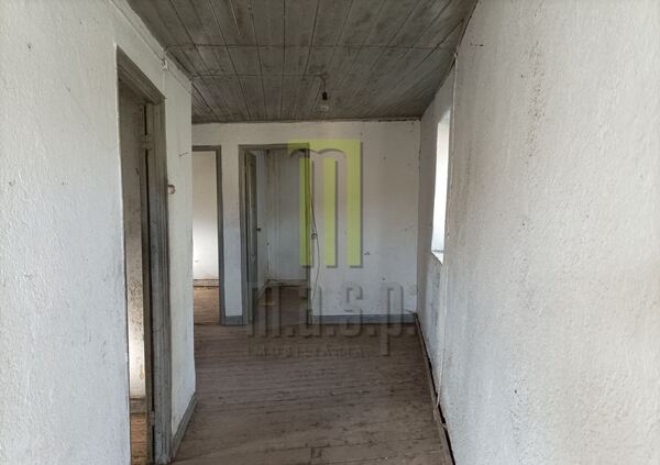 Moradia T2 para recuperar em Oliveira do Hospital. Casa e apartamentos para vender