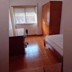 Arrendo quarto em Coimbra. Ofereço Quarto para Arrendar. Coimbra. 18 m2 1 quarto Cama de solteiro   1 banho Longo (12+ meses) Andar intermédio Internet Mobiliado Quarto privado Elevador Sem animais domésticos