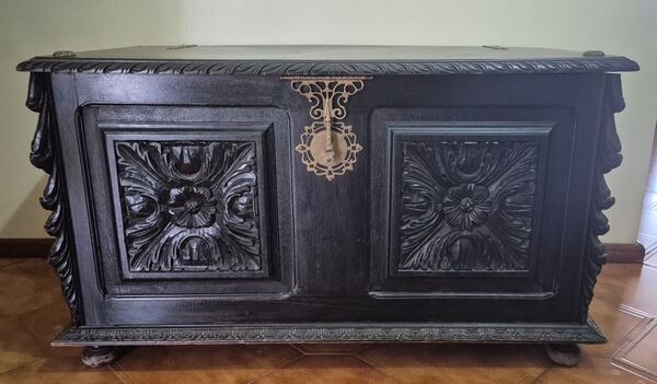 Arca em madeira antiga . Mobiliário antigo