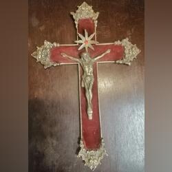 Crucifixo em bronze e veludo . Objetos de arte. Odivelas