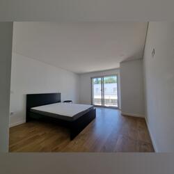 Arrendo quarto Suíte com varanda. Ofereço Quarto para Arrendar