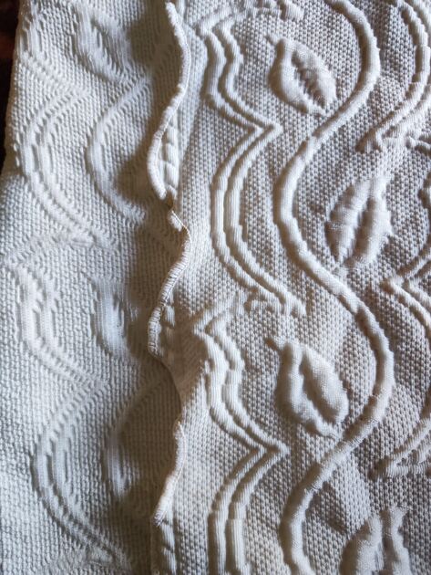 Lindíssima coberta bege com padrão floral Vintage . Lençóis e Mantas