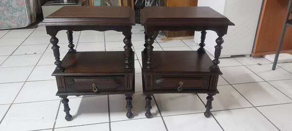 Par de mesinhas de cabeceira nº 2. Mesinhas