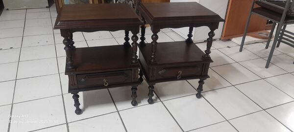 Par de mesinhas de cabeceira nº 2. Mesinhas