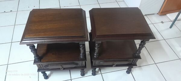 Par de mesinhas de cabeceira nº 2. Mesinhas