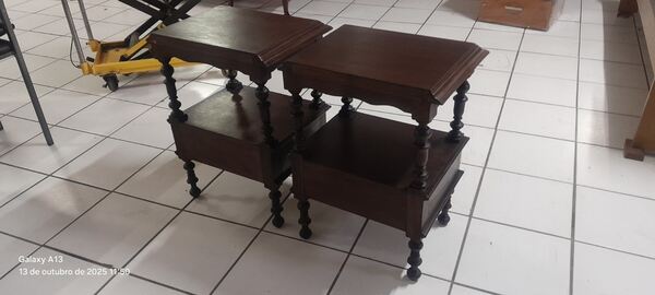 Par de mesinhas de cabeceira nº 2. Mesinhas
